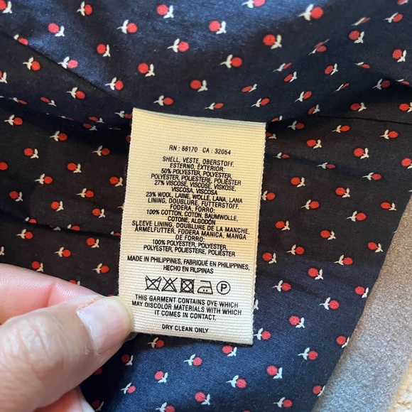 Super stylish grey wool blazer with beautiful detailing! Perfect for fall! - Picture 4 of 5